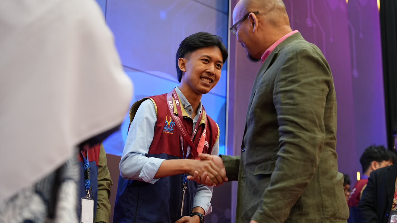 M. Kurnia Ariawan memberikan hadiah kepada Finalis di Kideco Innovation Challenge.